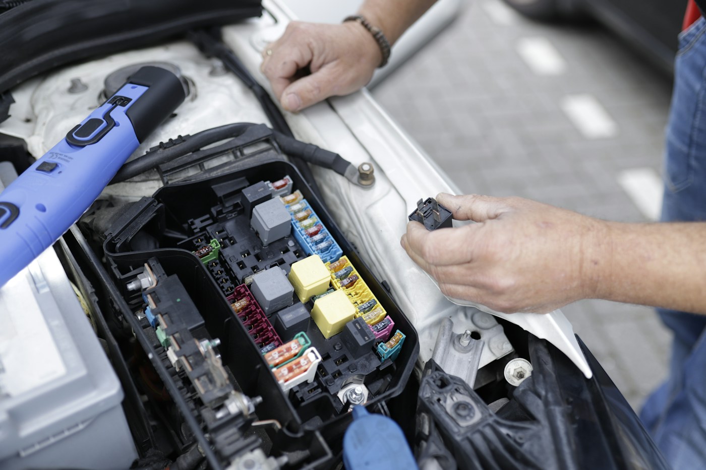 Teknisi memeriksa sistem kelistrikan mobil
